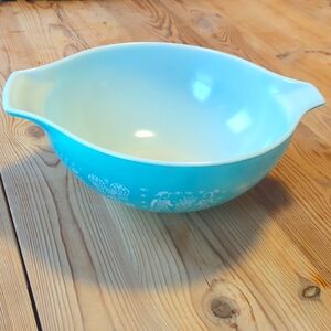 Vintage Pyrex Butterprint bowl